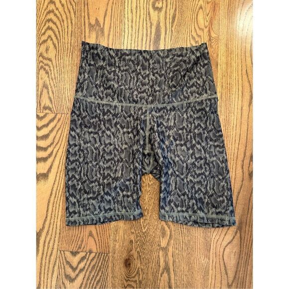 Old Navy Green and Black Snakeskin Print Womens Bike Shorts Size Medium - Picture 1 of 4